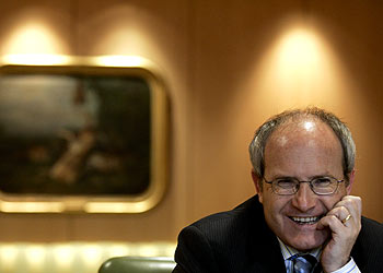 José Montilla sonríe durante la entrevista realizada en su despacho.rnrn GORKA LEJARCEGI