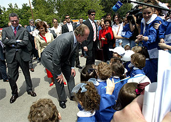 El Rey, con un grupo de alumnos en la inauguración de la 63ª Feria del Libro de Madrid, la pasada semana.