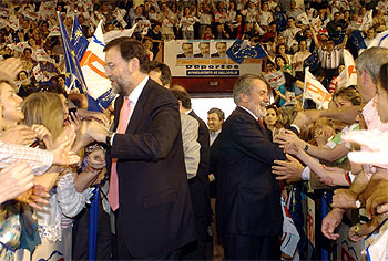 Mariano Rajoy, Jaime Mayor y Ángel Acebes, a su llegada al mitin que celebraron en Valladolid.