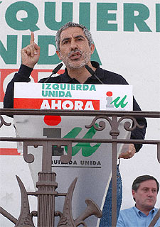 Gaspar Llamazares, en Alcalá de Henares. A la derecha, Willy Meyer.