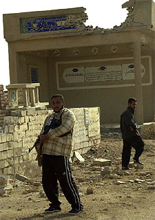 Un miliciano chií, de guardia en el cementerio de Nayaf.
