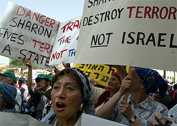 Mujeres residentes en asentamientos protestan en Jerusalén contra el plan de Sharon de retirada de Gaza.