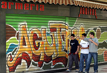 Una pintada de las que adornan los comercios de la calle de la Carretería de Málaga.