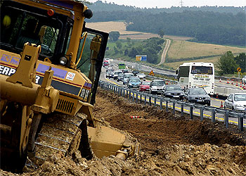 Las máquinas trabajaban ayer en la construcción de un tramo alternativo en la AP-7 a la altura de Viladasens.