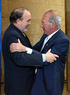 Solbes saluda al ex  lehendakari  Ardanza, en Bilbao.