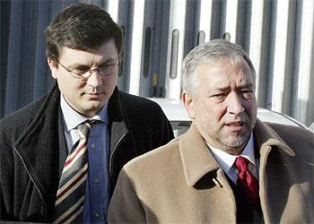 Pedroso,  número dos  del Partido Socialista (izquierda), acude con su abogado a declarar el pasado diciembre.