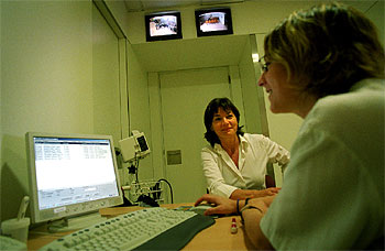 Sala de  triaje  del Hospital Municipal de Badalona, con los monitores para controlar el estado de los pacientes.