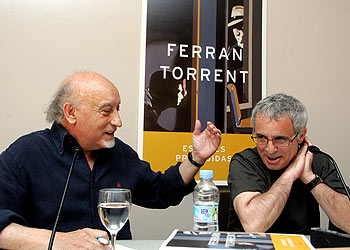 Ferran Torrent (a la derecha) y Manuel Vicent, durante la presentación de  Especies protegidas .