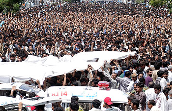 ENTIERRO MASIVO EN KARACHI.