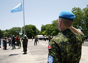  Cascos azules  canadienses participan en un relevo de mando con los  marines,  en Puerto Príncipe.