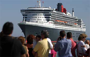 Vecinos de Málaga observaban ayer el  Queen Mary II  atracado en el puerto.