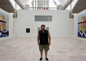 Julian Schnabel, ayer, en el Palacio de Velázquez del Retiro, con los cuadros  Large girl with no eyes  (2001) en los lados.