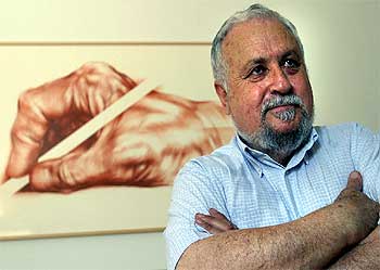 Díaz Azorín coloca tres cuadros en el rectorado de Alicante