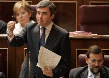 El ex ministro del Interior Ángel Acebes, durante la sesión de control en el Congreso.
