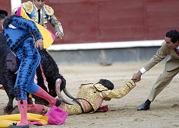 Sebastian Castella es ayudado tras la cogida que sufrió.