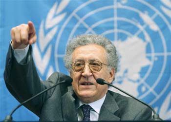 Lajdar Brahimi se dirige a la prensa en Bagdad.