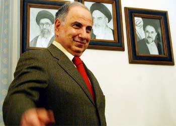 Ahmed Chalabi, en Teherán en 2003, ante los retratos de Alí Jamenei (izquierda), Jomeini y Mohamed Jatamí. rnrn AP