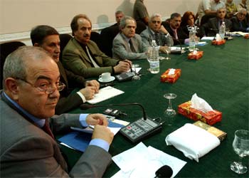 Ayad Alaui (izquierda) preside en Bagdad la primer reunión del nuevo Gobierno iraquí.