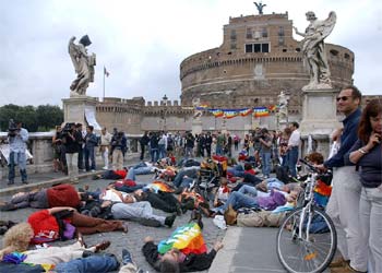 Manifestantes contra la presencia de tropas italianas en Irak protagonizan una sentada ante el castillo de Sant'Angelo de Roma.