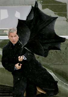 BUSH LUCHA CON SU PARAGUAS.