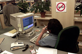 Un empleado fuma en el lugar de trabajo en un área para no fumadores. rnrn RAÚL CANCIO