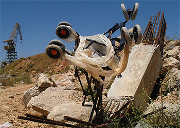 Vecinos de Cádiz piden la retirada de escombros depositados hace tres años