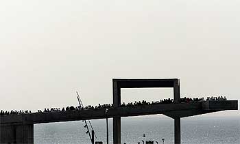 Suspendidos sobre el mar