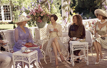 De izquierda a derecha, Glenn Close, Nicole Kidman, Bette Midler y Lisa Masters, en una imagen de 'Las mujeres perfectas'.