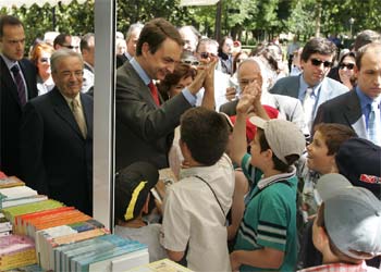 José Luis Rodríguez Zapatero, entre el director de la Feria, Antonio Albarrán, y la ministra Carmen Calvo, ayer en el Retiro.rnrn  RICARDO GUTIÉRREZ