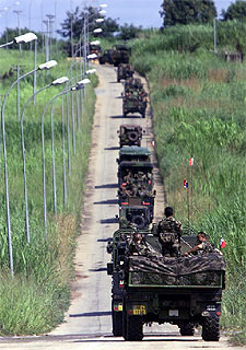 Un convoy francés, en Costa de Marfil, en 2002.