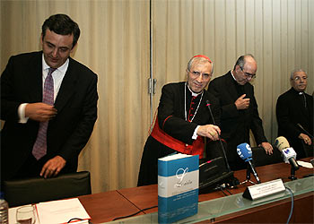 El nuncio Monteiro, los cardenales López Trujillo y Rouco, y Coronel de Palma (de derecha a izquierda).