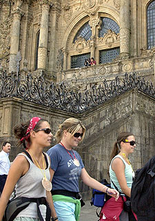 Jenna Bush, en el centro, ante la catedral compostelana.