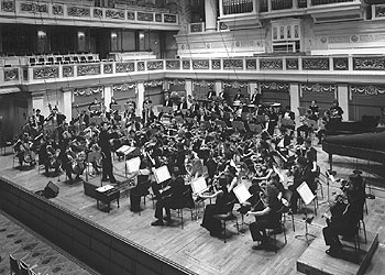 La Orquesta Mundial de  Juventudes Musicales, en una actuación de 1983.