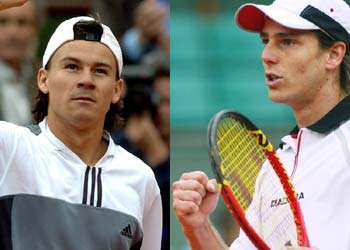 Guillermo Coria y Gastón Gaudio celebran sus triunfos respectivos.