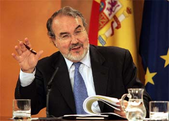 Pedro Solbes, durante la rueda de prensa tras el Consejo de Ministros.rnrn M. ESCALERA