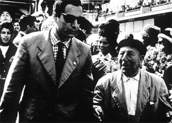 Nino Manfredi y de José Isbert (a la derecha), en un fotograma de  El verdugo. 