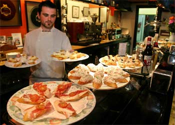 La propuesta de jóvenes diseñadores de tiendas como Mica, en el Casco Viejo, gana terreno en las calles frente al clasicismo bilbaíno.rnrnBarras repletas de  pinchos  en los bares del casco viejo. En la fotografía, el Gatz.