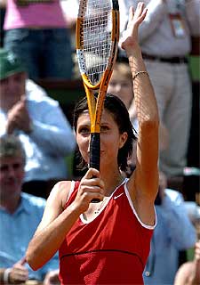 Anastasia Myskina aplaude, feliz, al público parisiense.