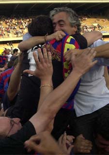 Manolo Preciado, el técnico del Levante, se abraza a Mora.