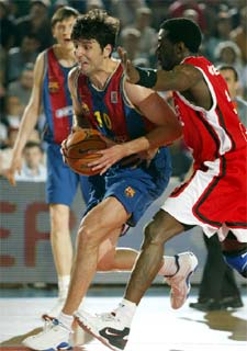 Bodiroga entra a canasta acosado por Brewer.
