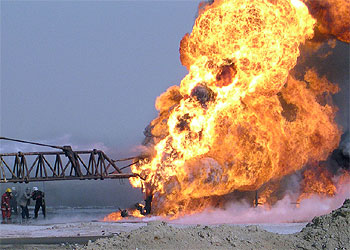 Incendio provocado por las tropas de Sadam Husein en un pozo petrolífero del sur de Irak el 27 de marzo de 2003, ocho días después del comienzo de la última guerra.