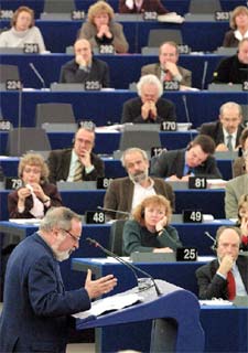 Fernando Savater, portavoz de Basta Ya, se dirige a la Eurocámara en 2000.