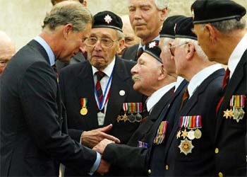 Veteranos de guerra británicos, junto al Príncipe de Gales durante un acto en Normandía.