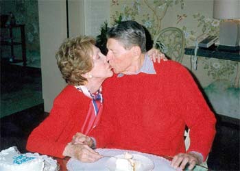 Ronald Reagan besa a su esposa, Nancy, en su casa de Los Ángeles, en su 89º cumpleaños, el 6 de febrero de 2000.