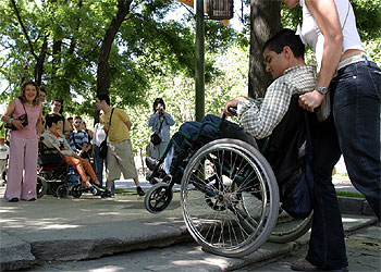 Estos escalones en el paseo del Prado son unos de los muchos obstáculos que los minusválidos encuentran a su paso por la ciudad.