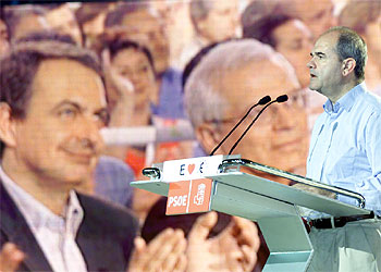 Un momento de la intervención de Manuel Chaves, con la imagen de Zapatero y Borrell proyectada en una pantalla.