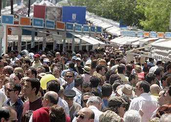 Imagen de la Feria del Libro en el paseo de Coches del Retiro. rnrn MIGUEL GENER