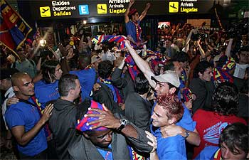 Aficionados y jugadores  granotes,  anoche, a la llegada del Levante al aeropuerto de Manises.