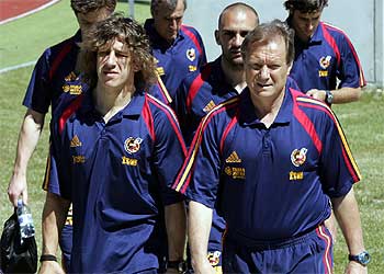Manolo Delgado Meco, junto a Puyol, encabeza un grupo durante una sesión preparatoria.