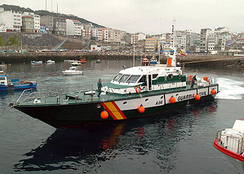Una patrullera de la Guardia Civil zarpa del puerto de Malpica hacia el lugar del naufragio del  O Bahía. 
